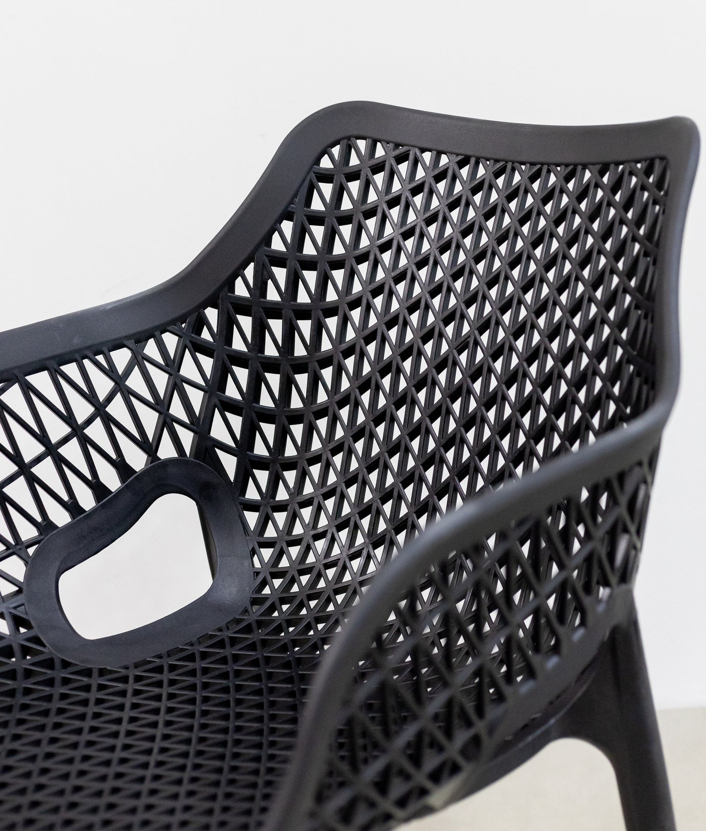 Poltrona Suits Moderna Goumert com Acabamento Premium - Preto / 1 Und